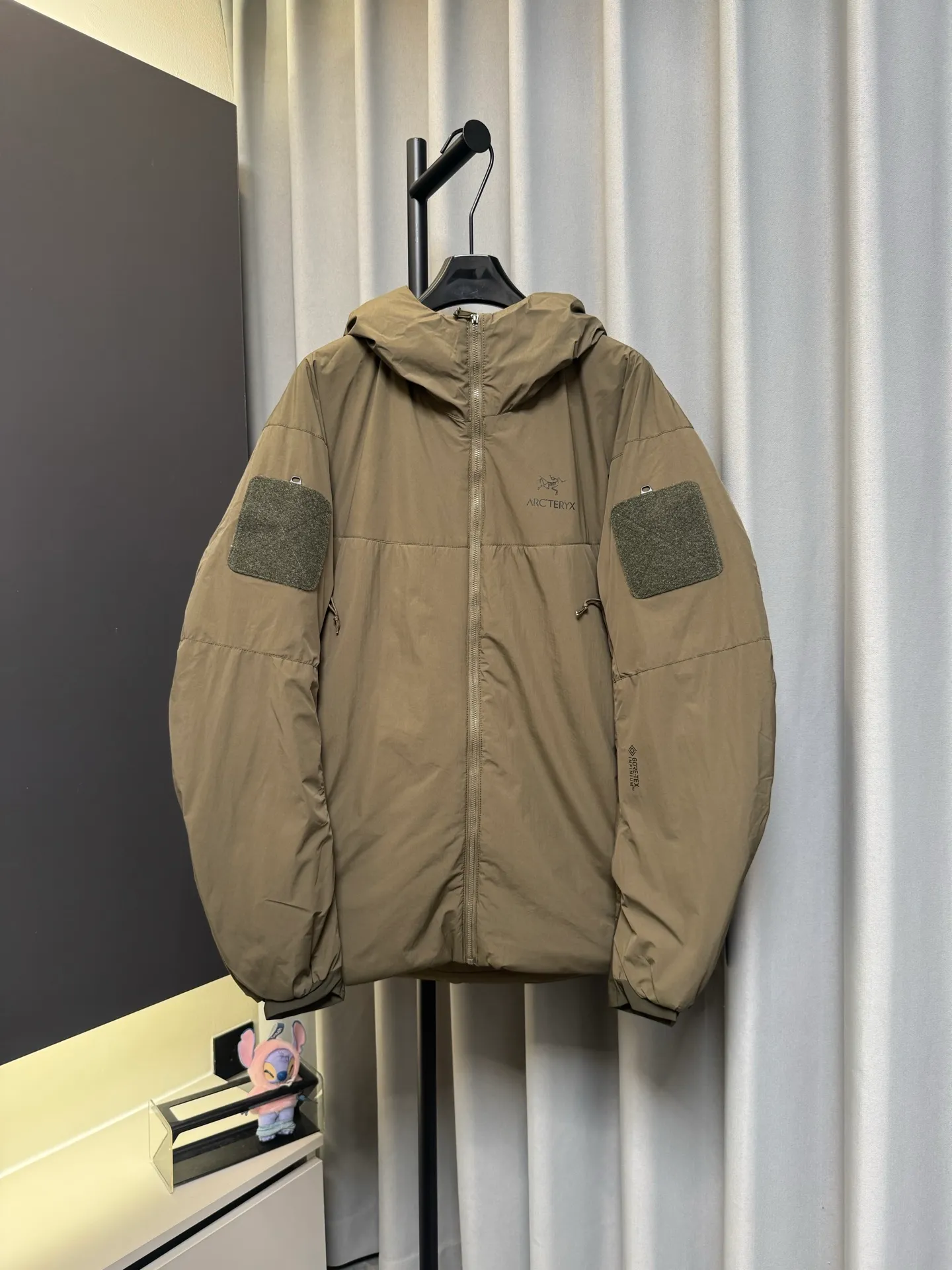 【Premium 】 Arc·teryx 26fw ! N WINDSTOPPER 2L ， Coreloft 100 ， 。 Cold Series ， ， ， ！ ， 。 windstopper ,n Gossamera Fusion WS。 ， ： 1： WINDSTOPPER ， ， ， ， 。 Coreloft ， 。 。 2： 。 3： ， ， 。 4： ， ， 。 ， ， 。 ！ ， ！ ： / Gray/ Size：s/m/l/xl/xxl